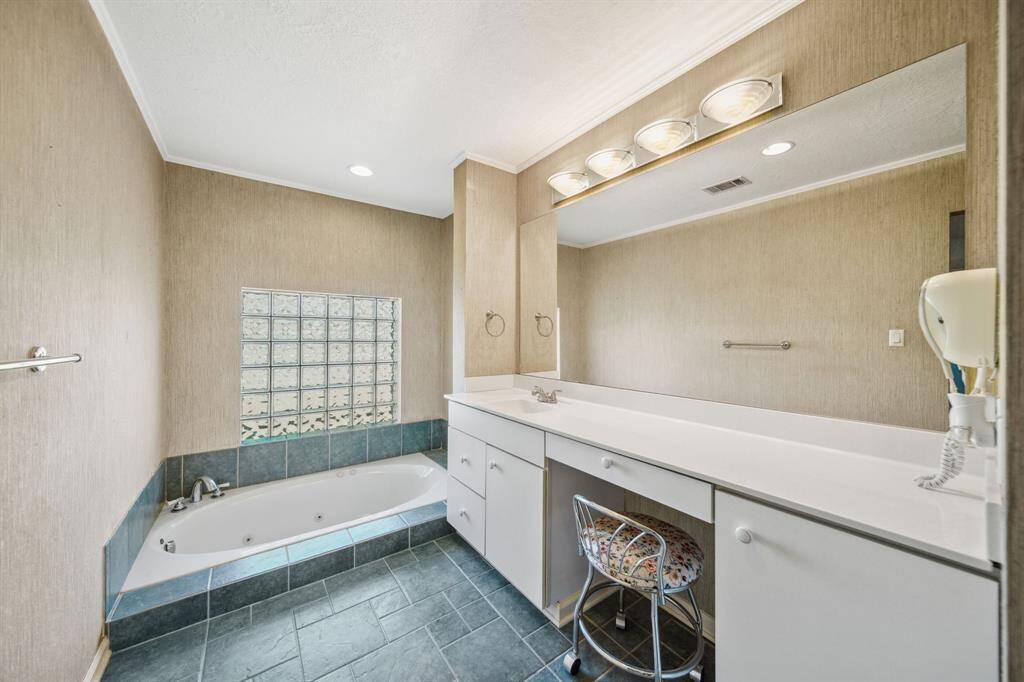 Primary with long vanity and make up area(kneehole)