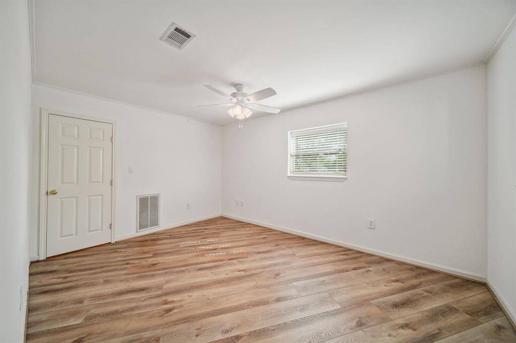 Large secondary bedroom
