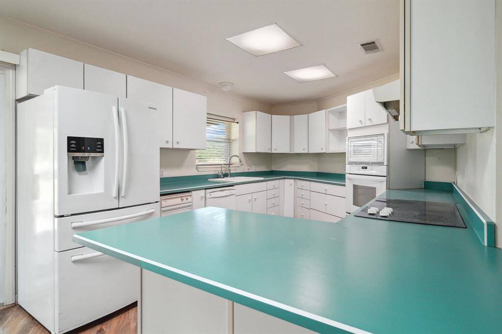 Kitchen, microwave and oven built-in with separate cooktop