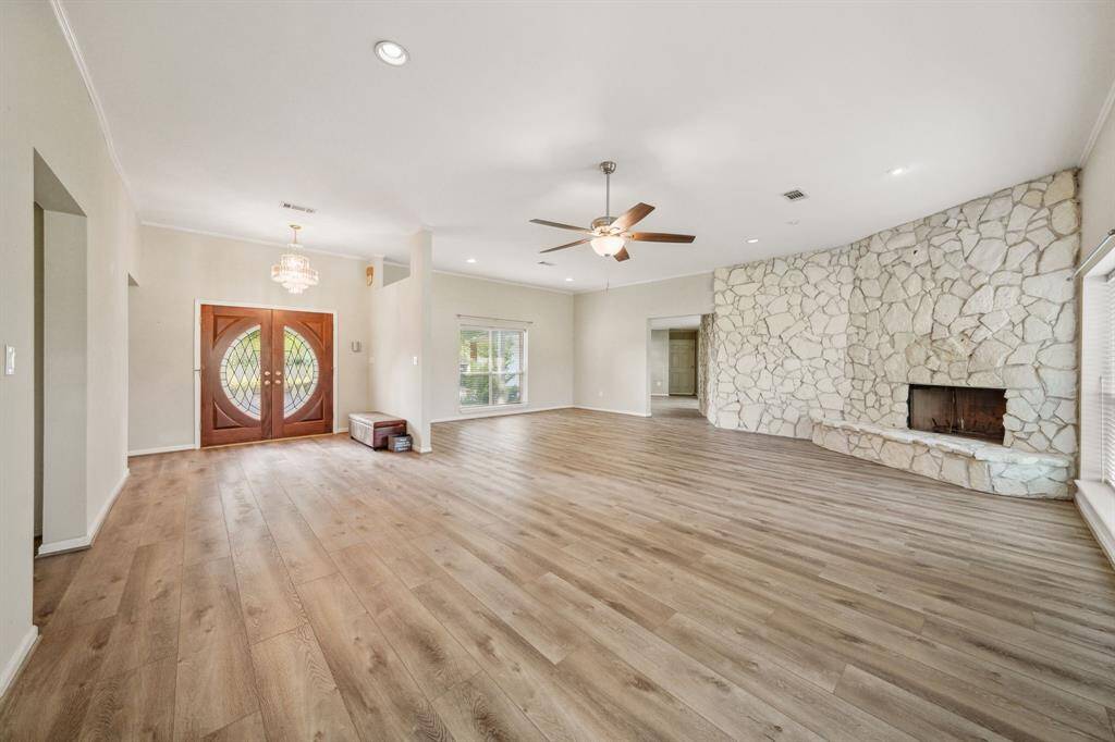 Double custom doors, Tall ceilings,