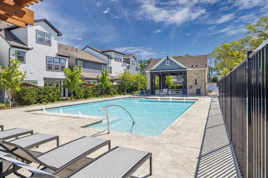 Retreat at Oak Park community pool and lounging areas
