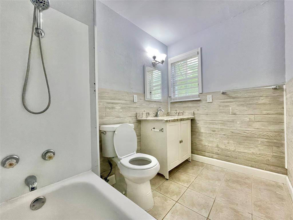 1st floor 2nd full bathroom