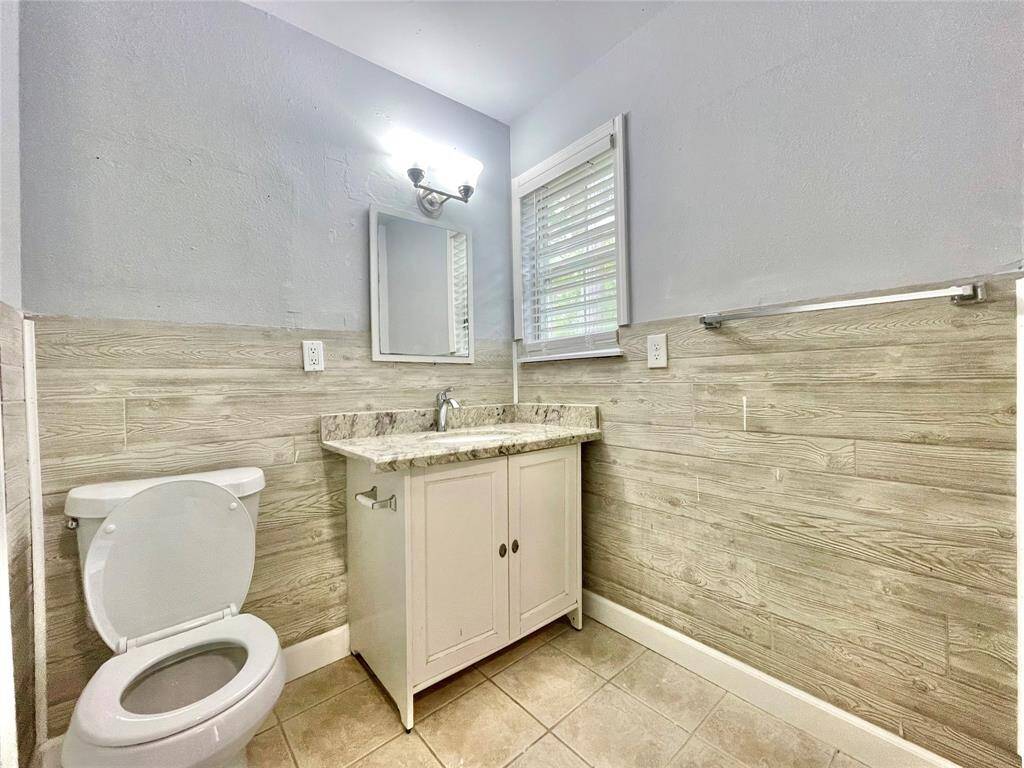 1st floor 2nd bathroom