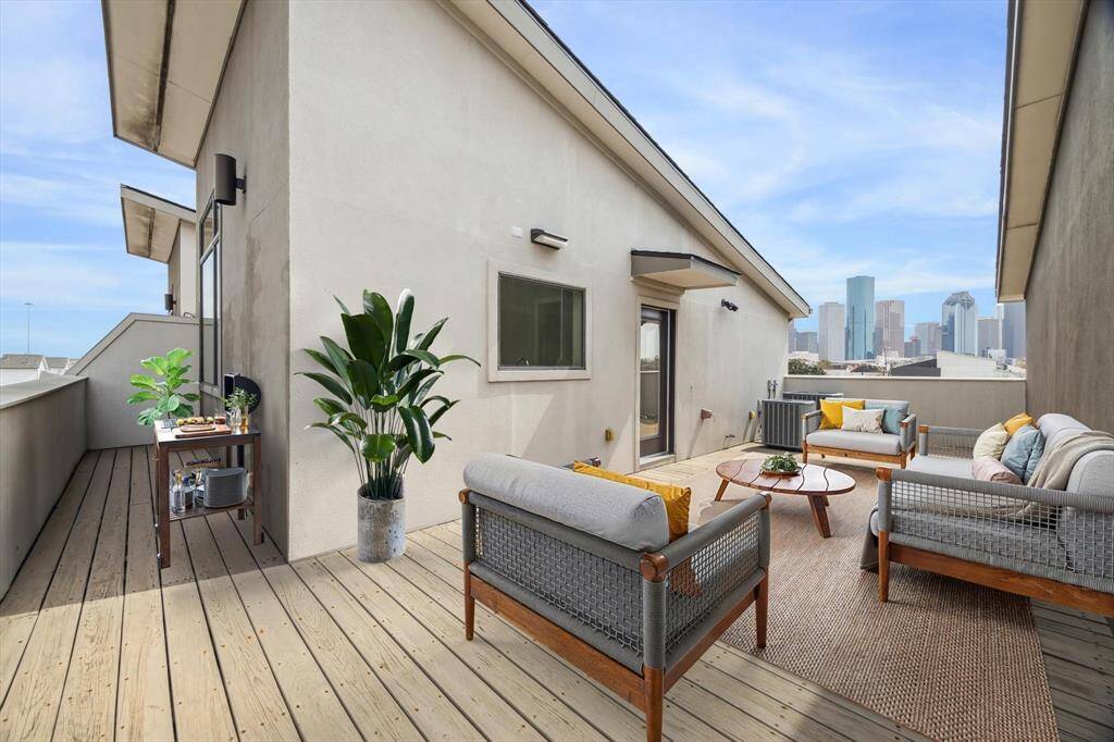 This spacious deck is perfect for entertaining, offering a panoramic view of Downtown. Just beyond the doors, you'll find a wet bar and flex space, ideal for hosting guests or relaxing in style.