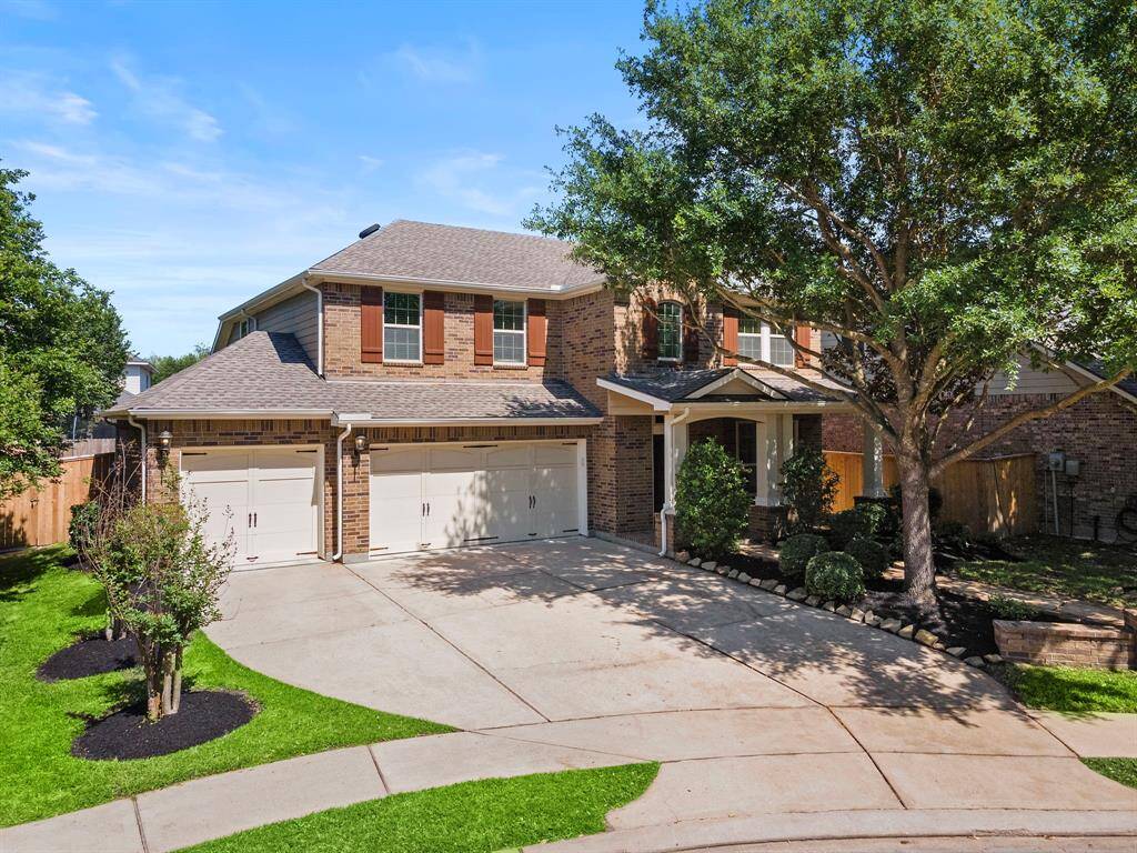 XL driveway with 3 car garage!