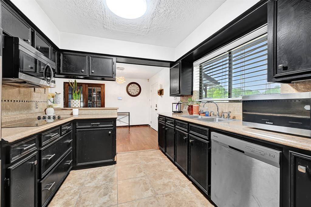 Guest Quarters: Offers a full-size kitchen equipped with all major appliances, including a refrigerator, dishwasher, stove, microwave, and double oven. A spacious pantry adds extra convenience, making this space perfect for long-term stays or rental potential