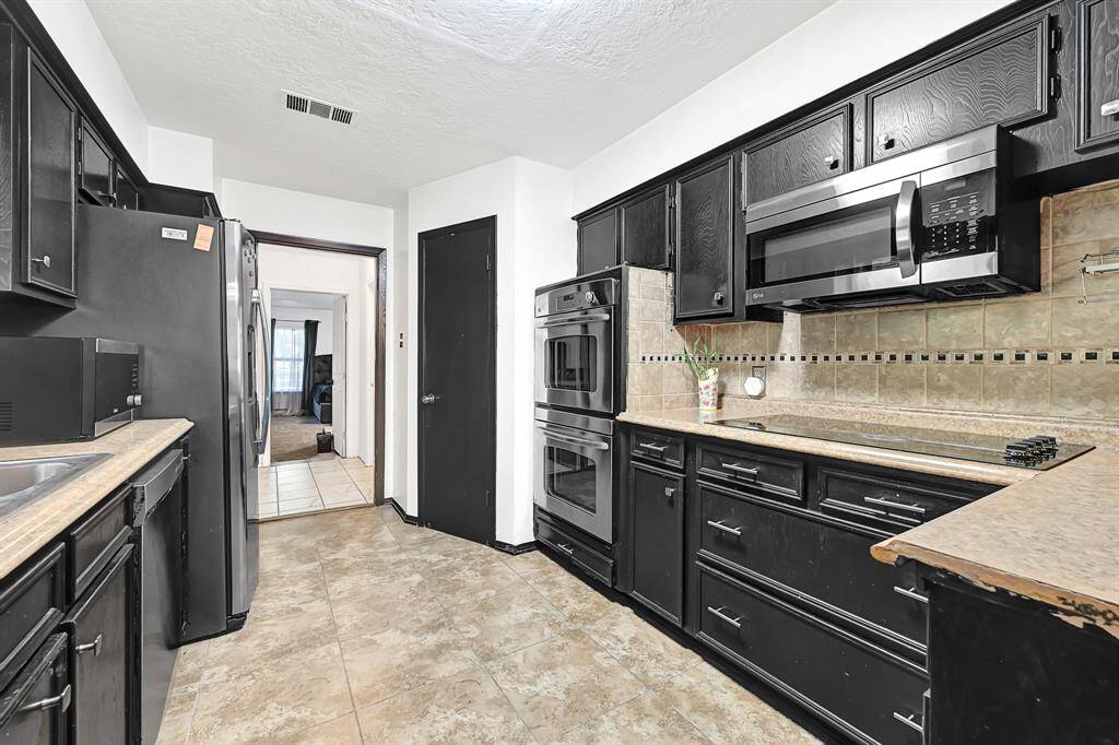 Guest Quartersboasts an extremely beautiful and spacious stand-up shower and bathtub combo, perfect for relaxation after a long day. This luxurious bathroom, paired with double sinks and upgraded fixtures, adds a spa-like touch to the fully renovated space.