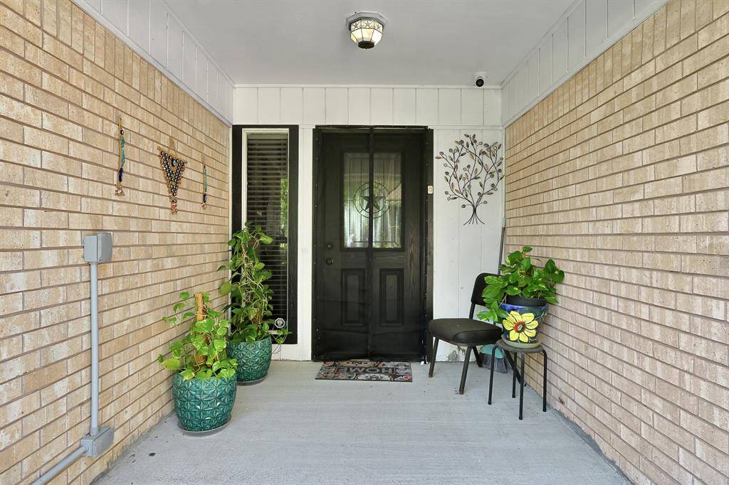 Welcoming front entry, ready to be styled and decorated for every season and celebration!