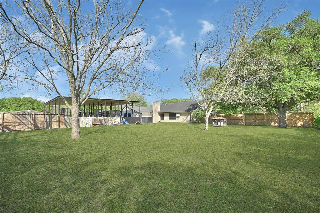 Enjoy a spacious backyard that’s a blank canvas—ready to be customized with your dream entertainment setup, garden, or outdoor living space!