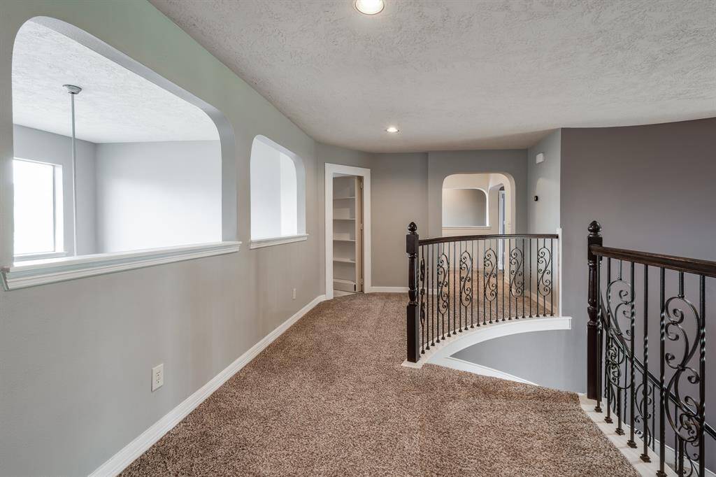 Discover the hidden gem behind the bookshelf: a generous storage space ready to transform into your dream library or personal gym. Infinite potential awaits.