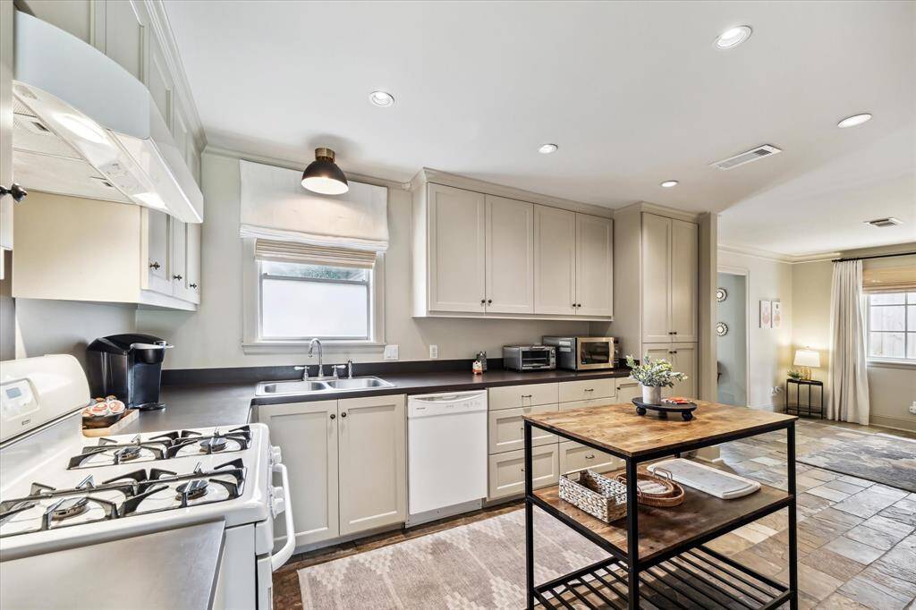 Alternative kitchen view