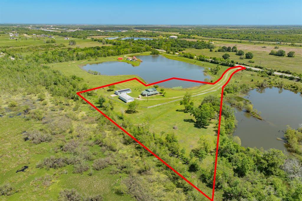 This property is a beautiful rural retreat that’s ideal for relaxing or entertaining. You will have all the “elbow room” you need on this well-maintained & manicured site.