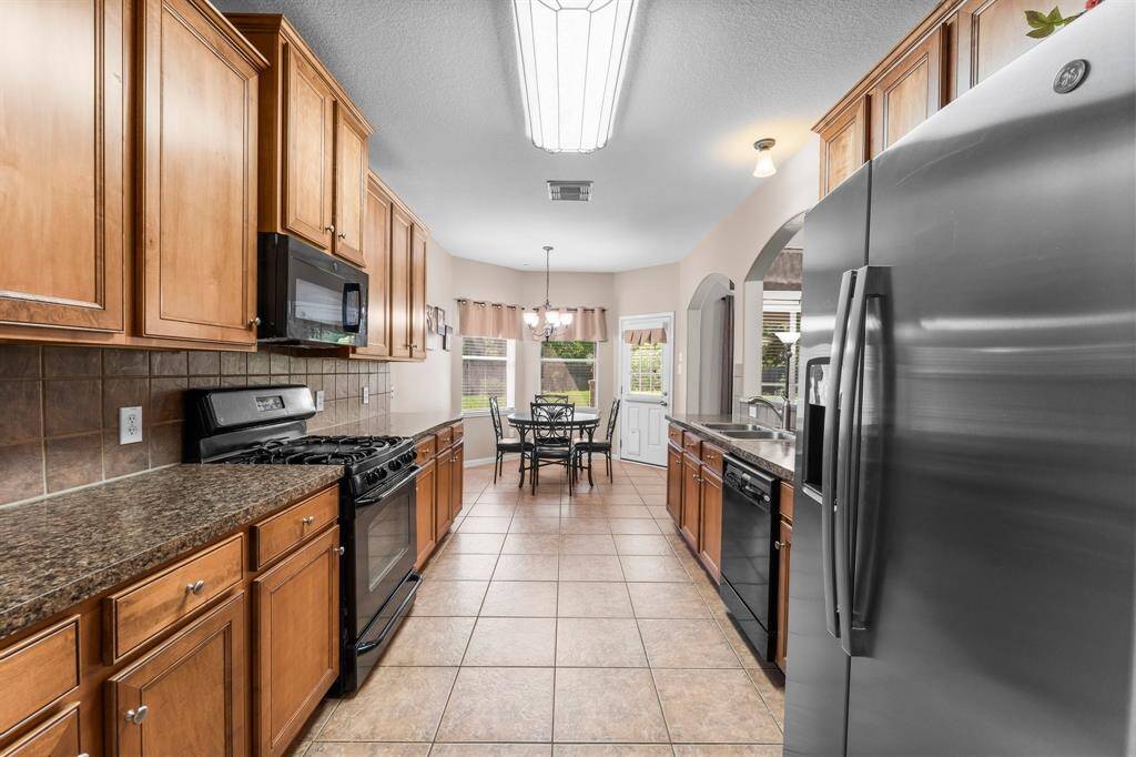This kitchen offers abundant storage, a gas oven for culinary enthusiasts, and a seamless flow into the living room—perfect for entertaining or everyday living.
