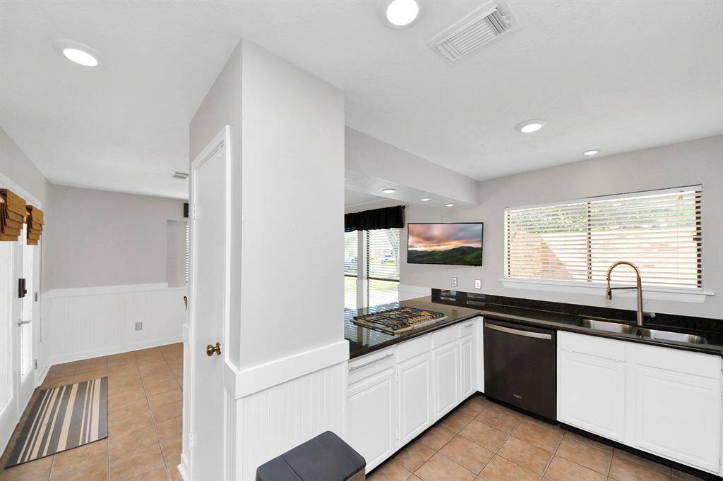 The kitchen’s open layout extends into the breakfast area, creating a light-filled, inviting space ideal for cooking and gathering.