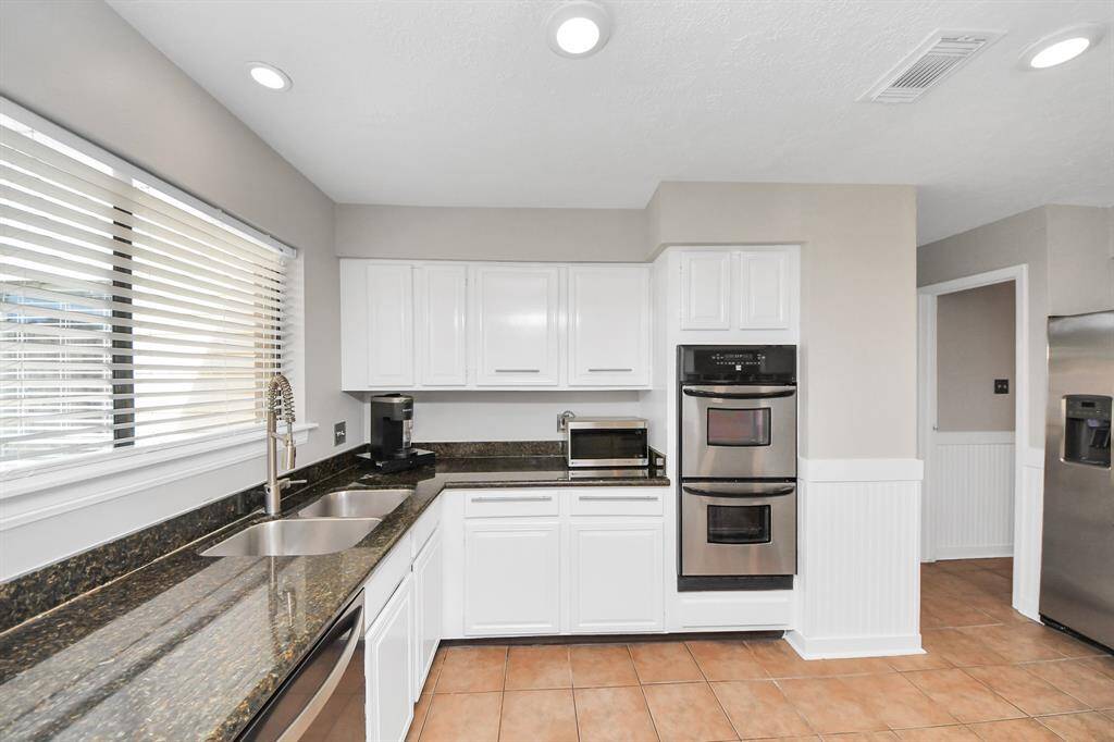 Double ovens offer added convenience, especially when preparing meals for holidays or hosting dinner parties, allowing multiple dishes to cook at different temperatures simultaneously.