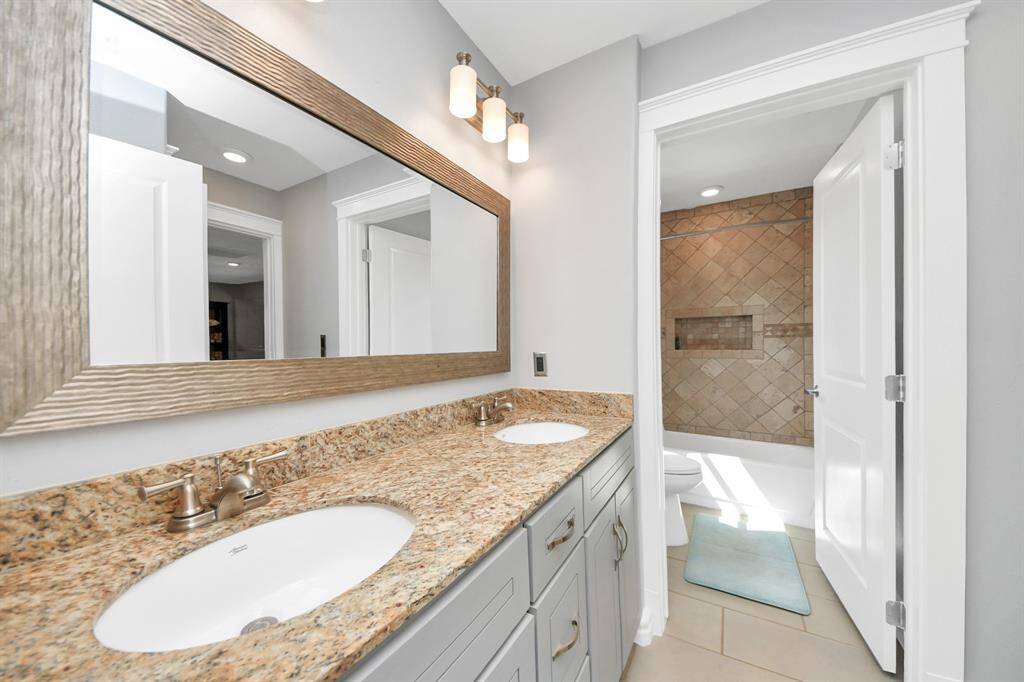The tub/shower combo is a highly desirable feature, offering versatility for those who enjoy a quick shower or a relaxing bath. It caters to various preferences, making it a perfect fit for any lifestyle.