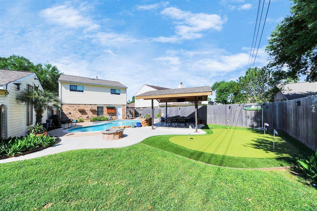 Practice your short game anytime with your very own personal putting green. It is the perfect feature for golf enthusiasts!