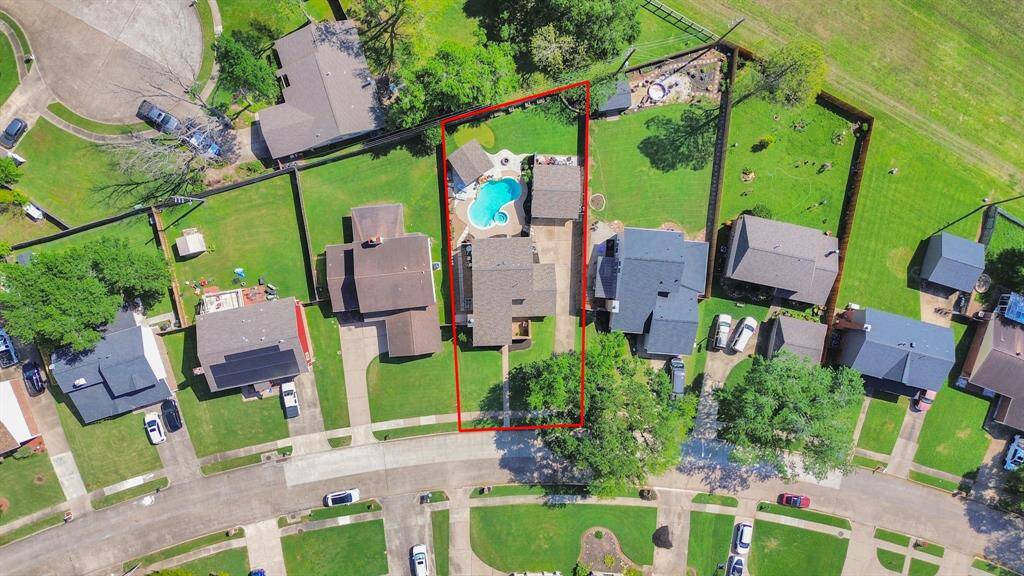 A full outline of the entire lot reveals the layout of the home, garage and outdoor recreational area.