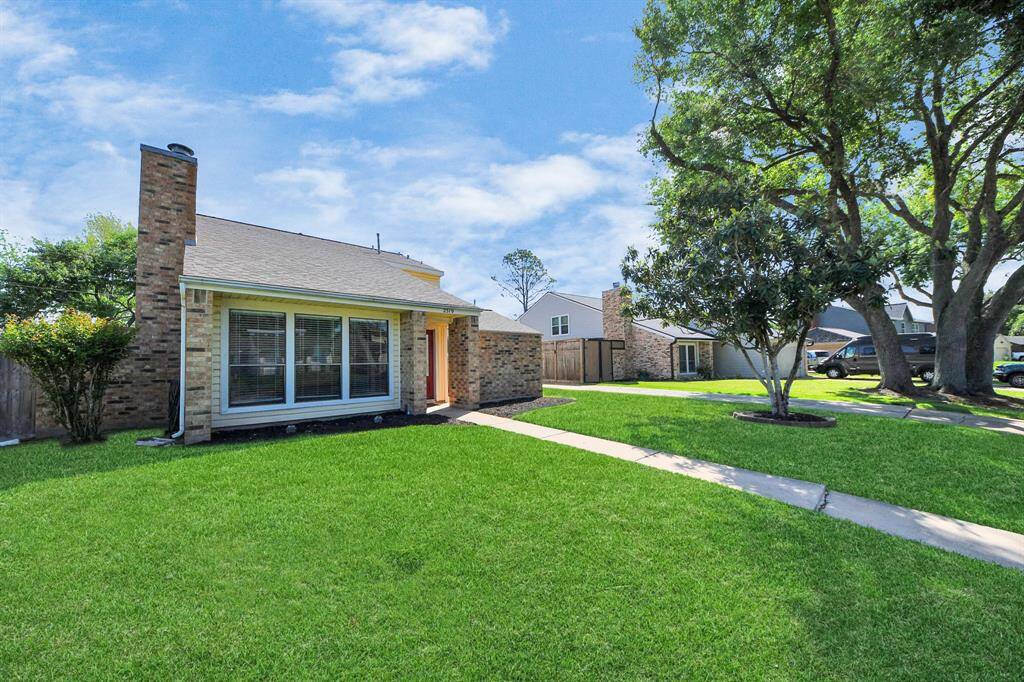 This is what you have been waiting for. A house crafted to offer the perfect blend of comfort, relaxation and convenience. Welcome Home!