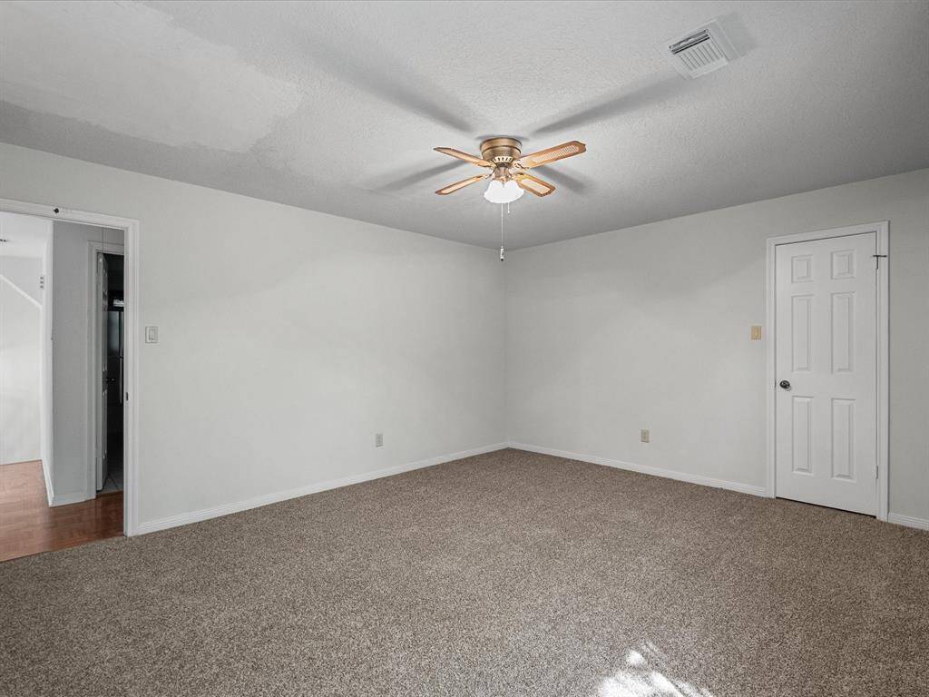 Flexible guest or kid’s room with ceiling fan and neutral palette.