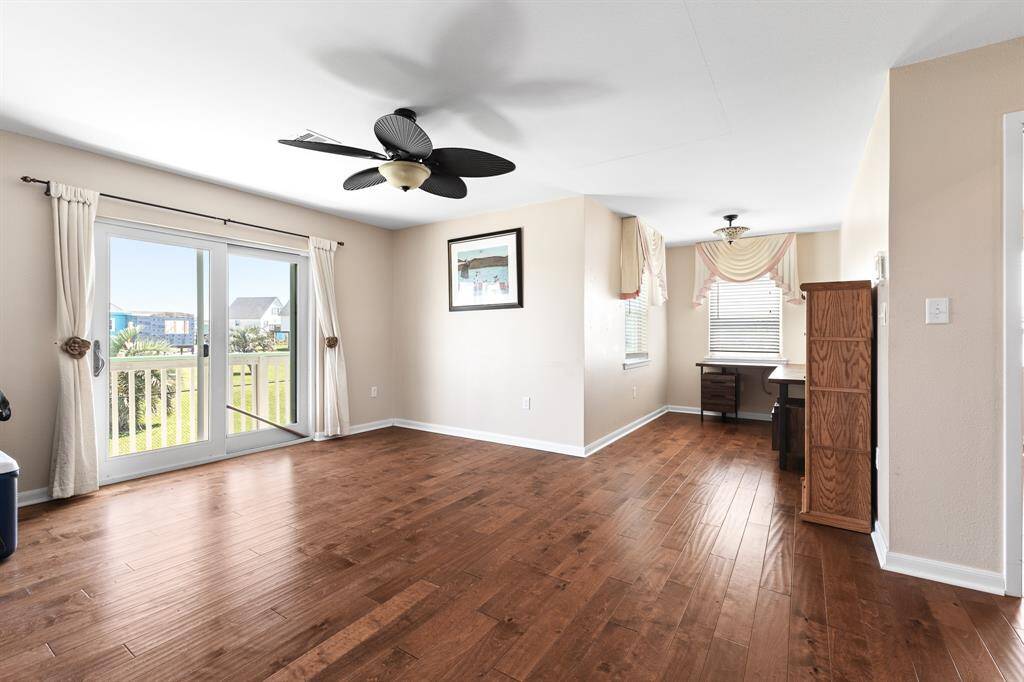 suite livingroom, office/ possible extra sleeping area