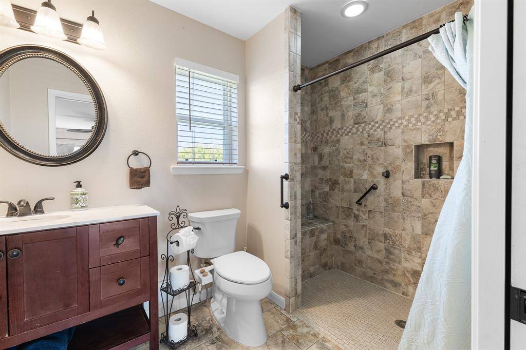 suite bath with 0 entry level shower