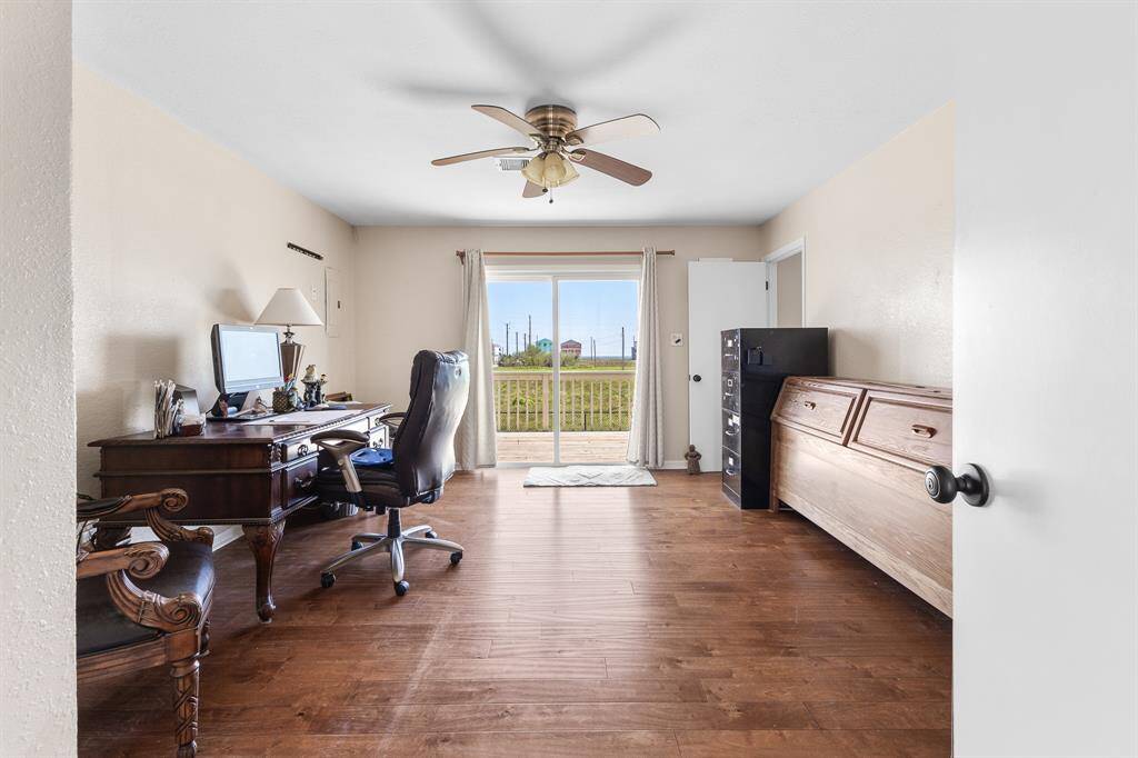 great place for home office, but easily distracted by water view