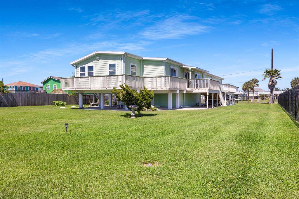 upstairs deck goes all the way around house