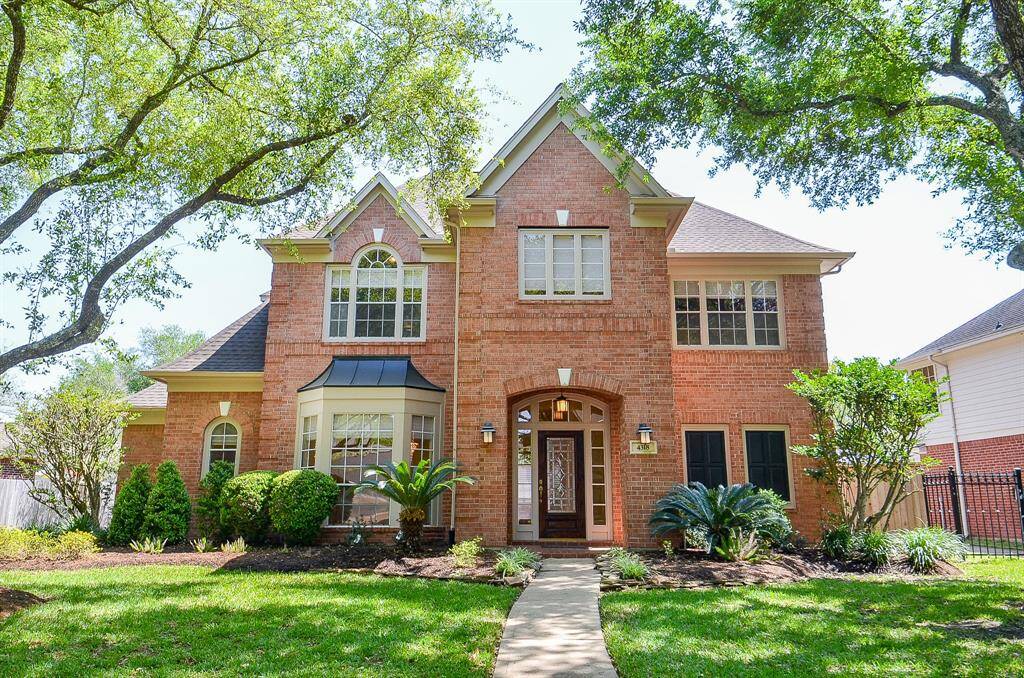 Welcome to 4318 Oak Trail Court in Crescent Lakes Neighborhood!
