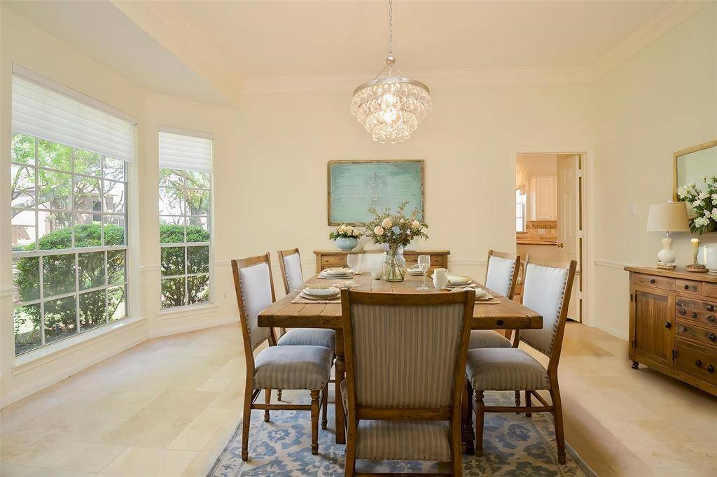Formal dining room *virtually staged*