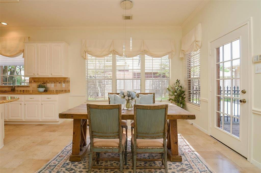 Breakfast room *virtually staged*