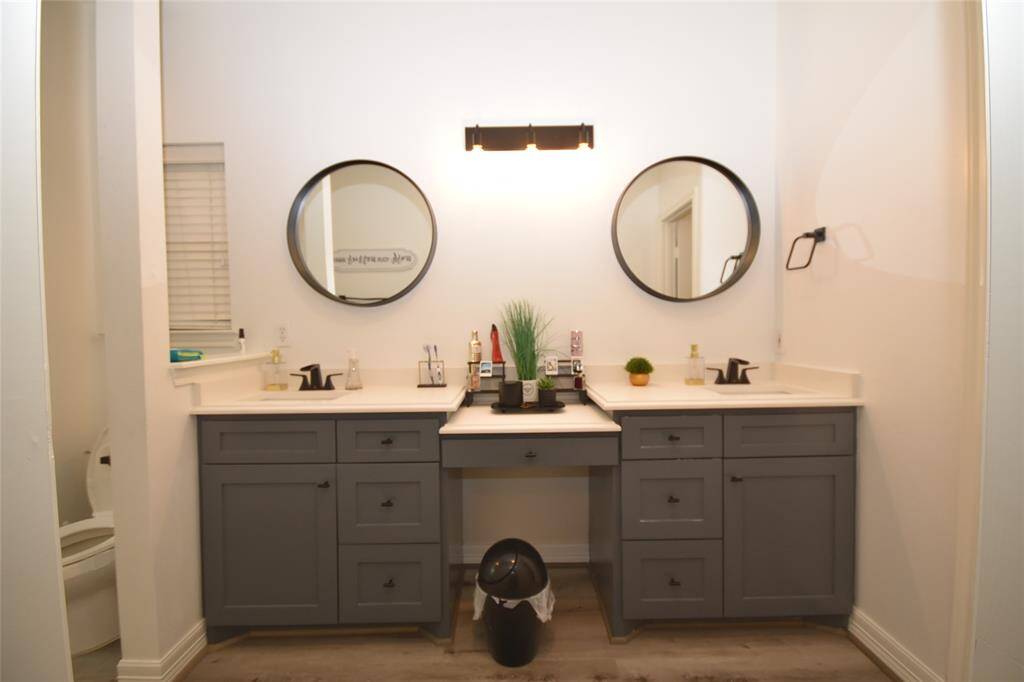 This master bathroom is all about making your mornings as smooth as possible. With dual sinks and a lovely central vanity, getting ready is an absolute breeze! Plus, there’s plenty of storage for all your personal items, so you can keep everything neat and tidy.