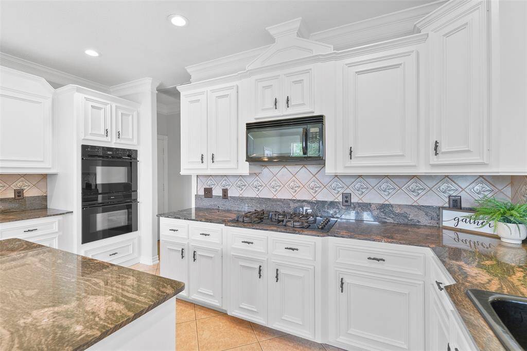 The chef of the house is certain to appreciate the generously sized walk-in pantry, the dual basin sink with an oil-rubbed bronze faucet, the ample cabinetry, and the all-black appliances that include a 5 burner gas cooktop, a vent hood microwave, and a double oven.