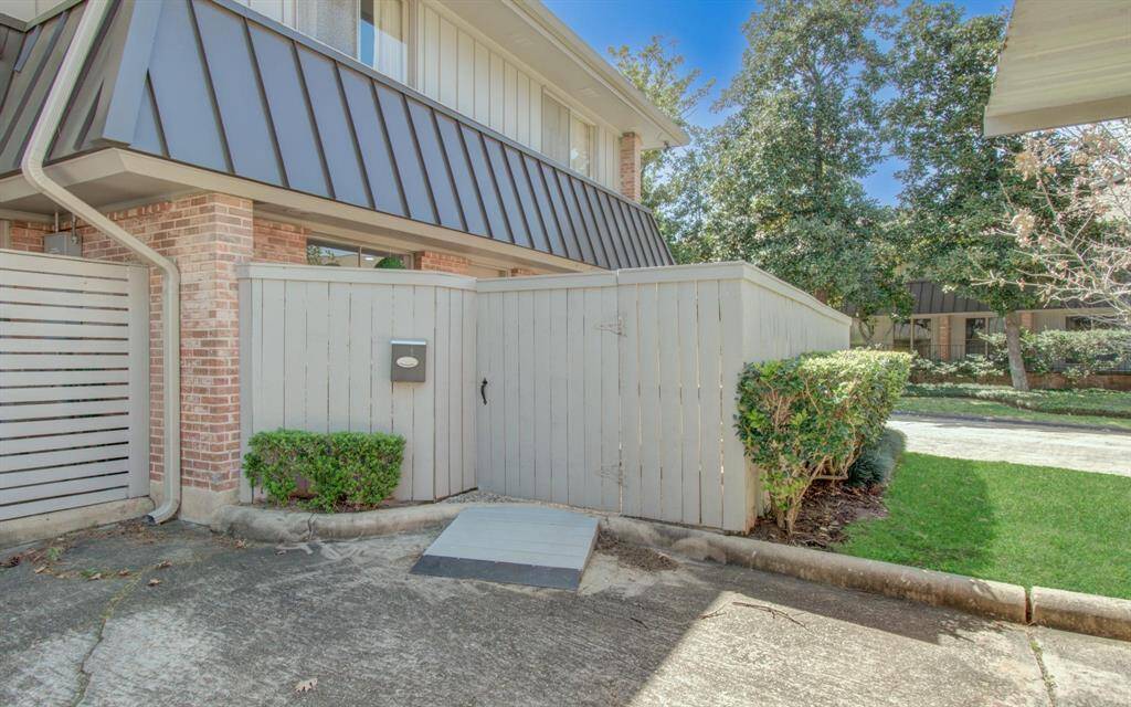 Private entry to your outdoor retreat! Mail is delivered right to your door. Ramp is not permanent.
