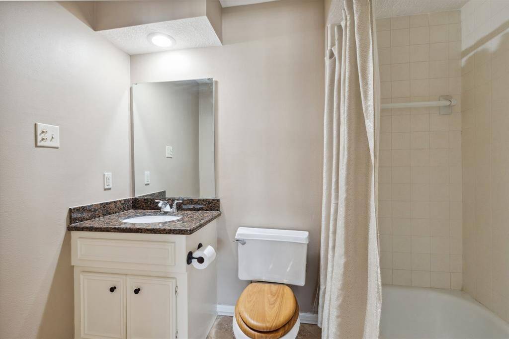 FULL BATH FOR FRONT BEDROOM... GRANITE COUNTERS..