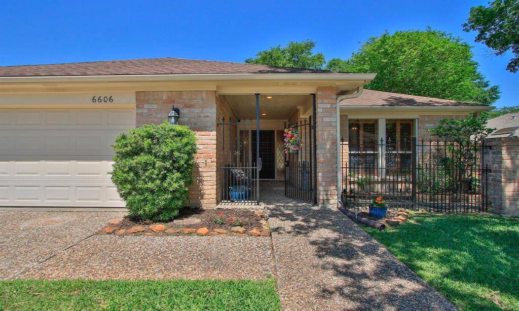 VIEW AGAIN FROM THE FRONT... UPDATED METAL GARAGE DOOR .. LOVELY FROM STREET VIEW...