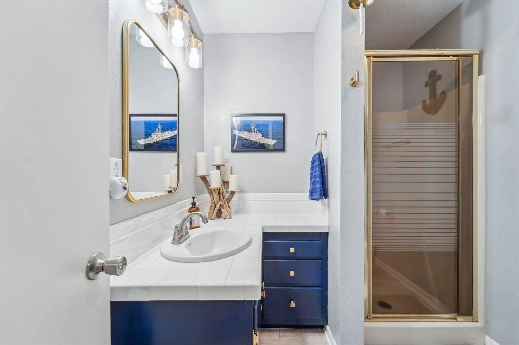 Additional FULL bath down. Perfect for multiple guests