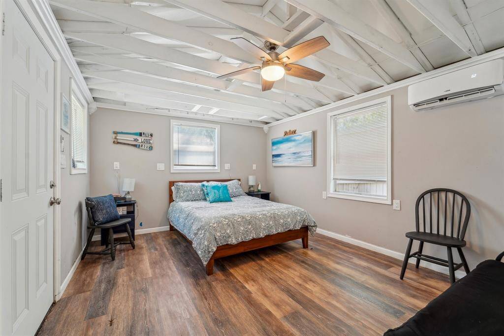 Large room for more guests. Private AC unit