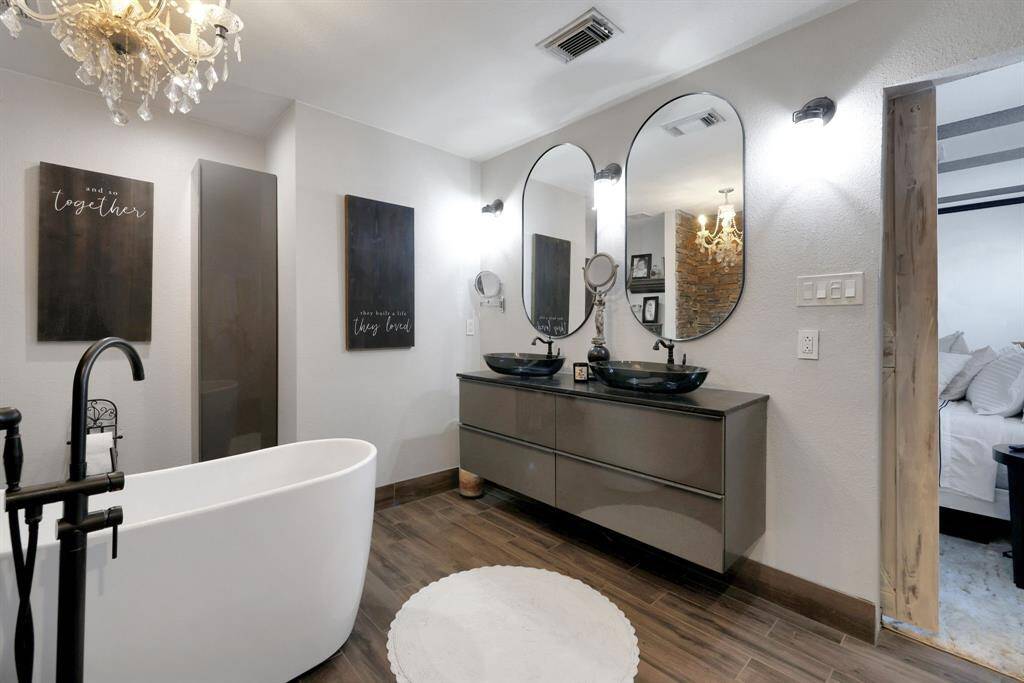 Primary en suite bathroom