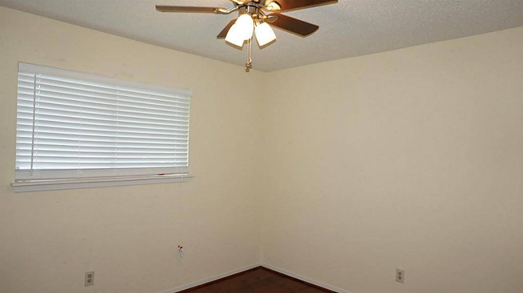 2nd Bed, new ceiling fan, new wood blinds, new laminate floor.