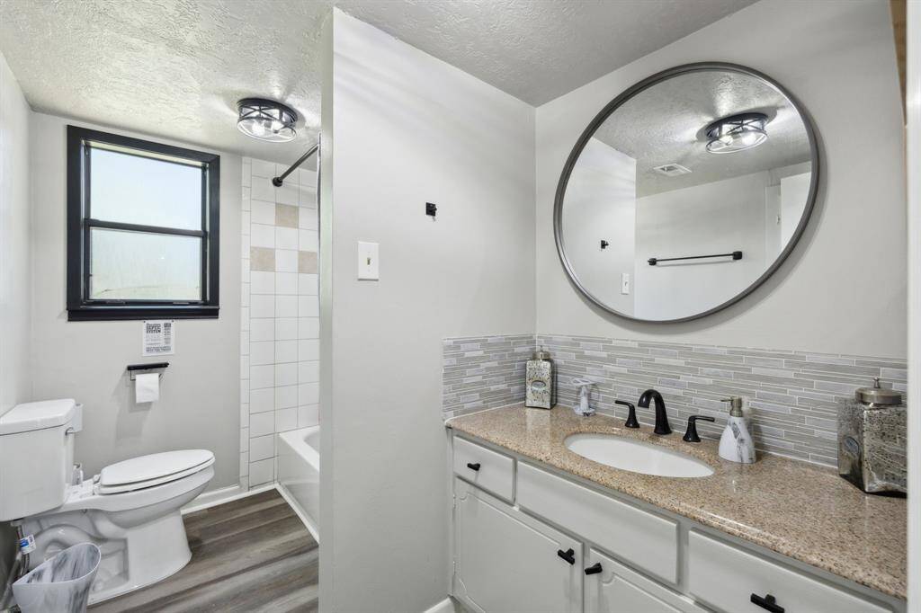 MAIN HOUSE- TUB/SHOWER COMBO - 1ST FLOOR