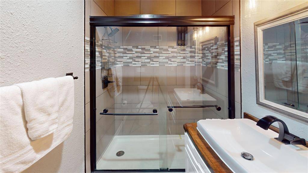 3rd floor bathroom with shower, toilet and vanity