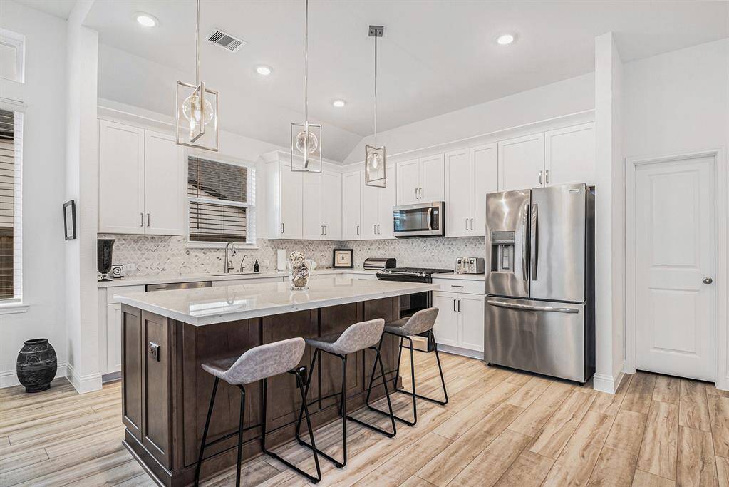 breakfast bar and quartz countertops
