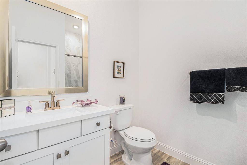Secondary bathroom w/modern design and stunning framed mirror