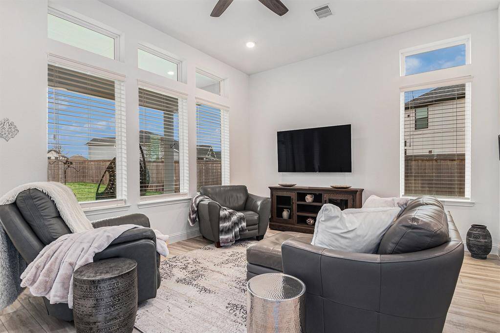 Boasts natural light w/floor to ceiling windows