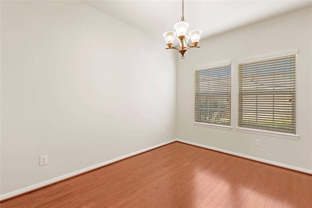 Create your ideal dining experience in this versatile space, perfect for showcasing your favorite furnishings.
