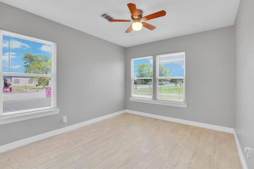 Bright and inviting bedroom with ample natural light and modern finishes, perfect for relaxation.