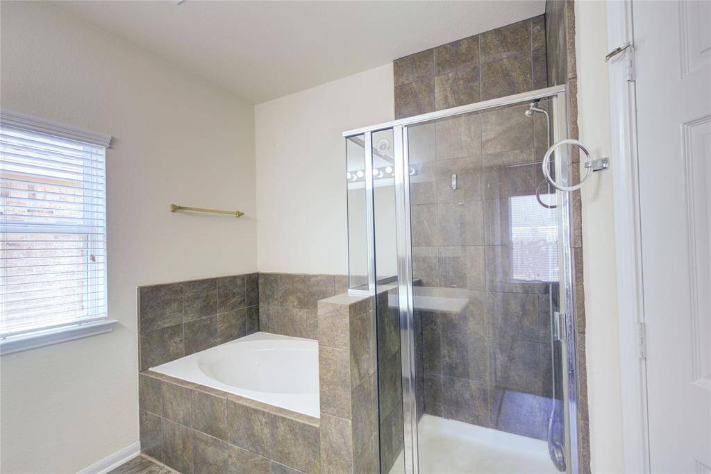 Primary bath with separate shower / tub