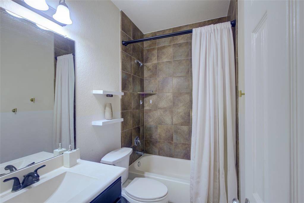 Secondary bath with tile backsplash