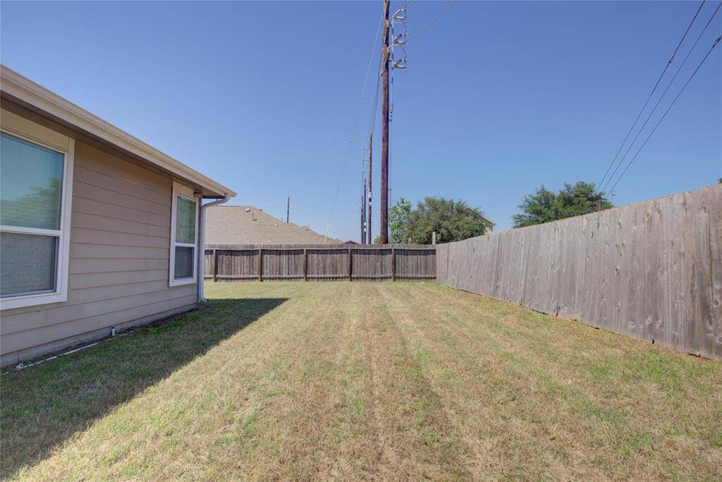 Spacious backyard !